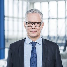 M. Ulrich Weitz est notre PDG ou notre directeur général dans la gestion d'IBU-tec et de BNT Chemicals